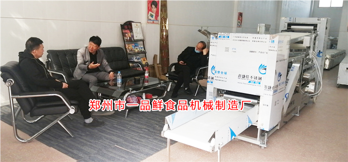 寶雞客戶(hù)考察多功能成型機(jī)并與王總洽談